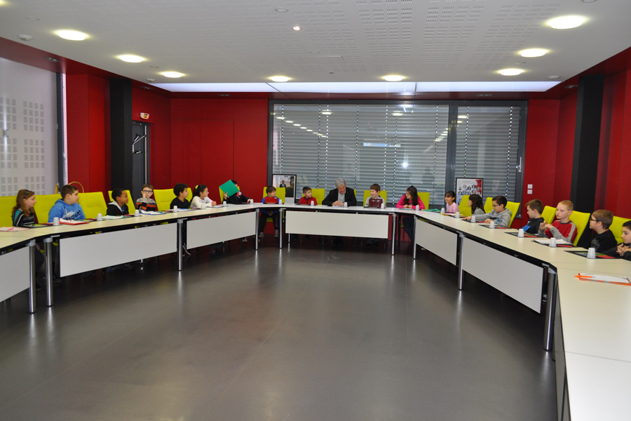 Le maire et les élèves dans la salle du Conseil Municipal