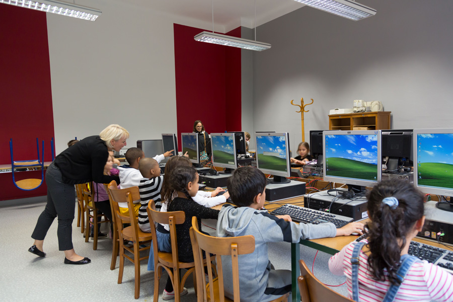 Une salle de classe équipée en informatique